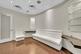 7100 W Camino Real, Boca Raton, FL à louer Hall d’entrée– Image 2 sur 35