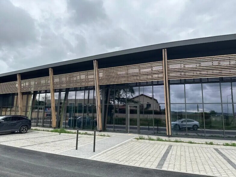 Local commercial dans Andrézieux-Bouthéon à louer - Photo de l’immeuble – Image 1 sur 3
