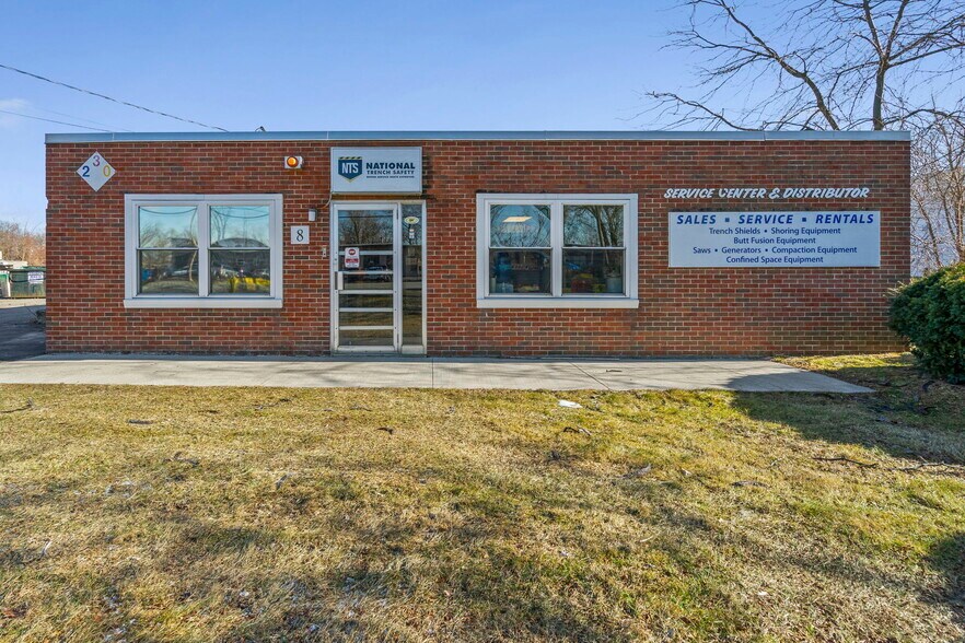 8 Northway Ln, Latham, NY à louer - Photo principale – Image 1 sur 23