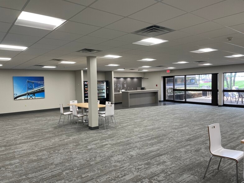 480 W Dussel Dr, Maumee, OH à louer - Photo intérieure – Image 3 sur 9