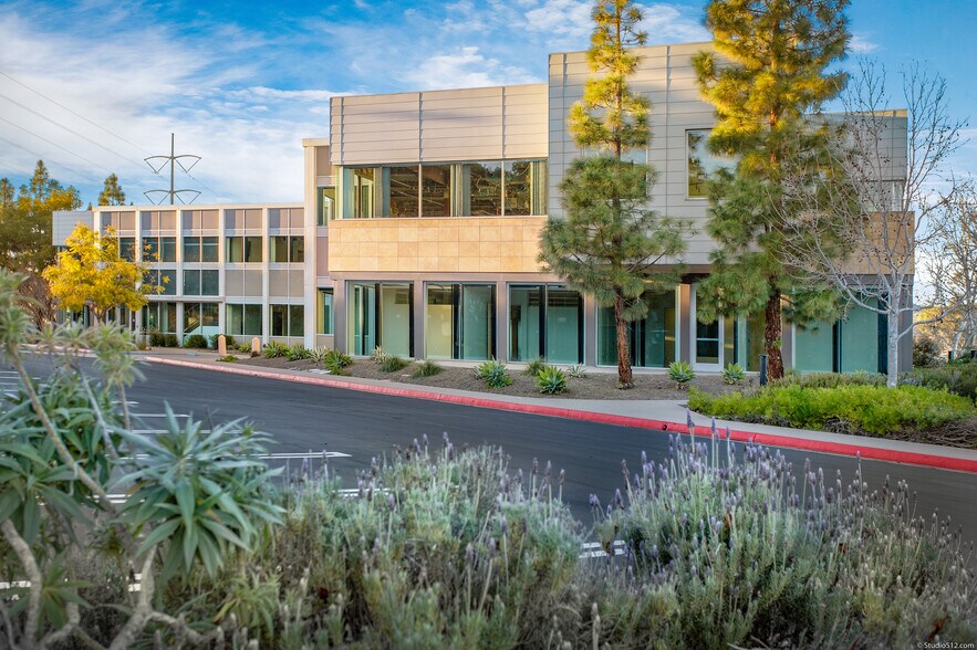 10616 Scripps Summit Ct, San Diego, CA à louer - Photo de l’immeuble – Image 3 sur 6