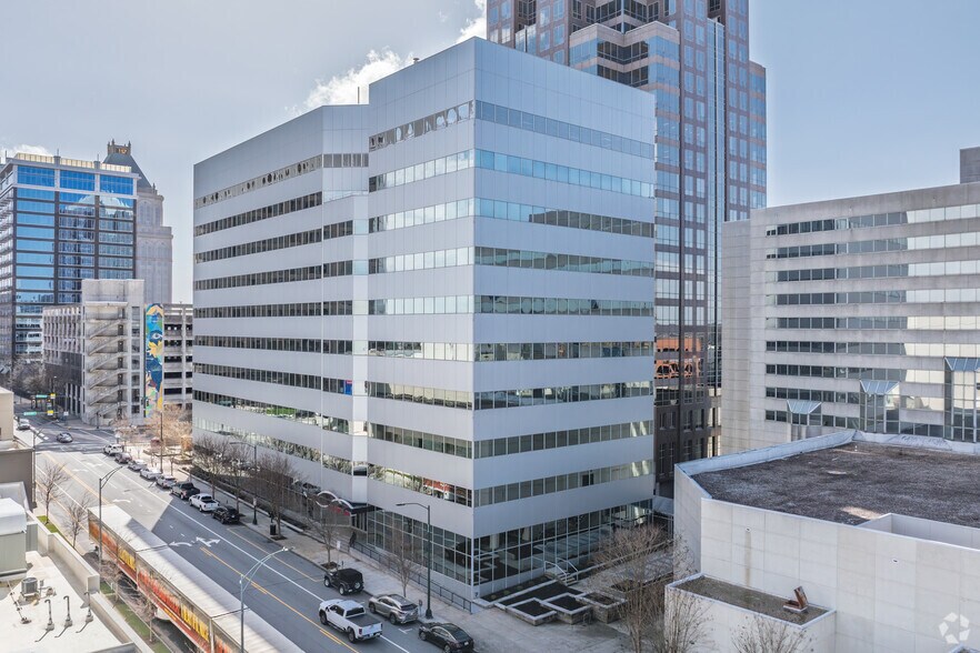 301 N Elm St, Greensboro, NC à louer - Photo de l’immeuble – Image 2 sur 5