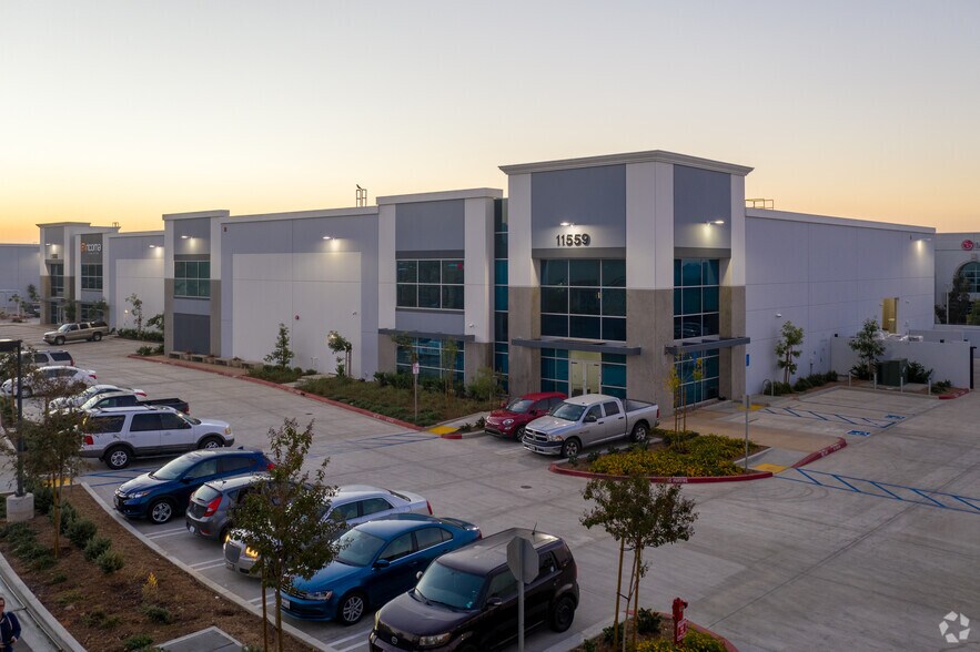 11559 Foothill Blvd, Rancho Cucamonga, CA à louer - Photo principale – Image 2 sur 9