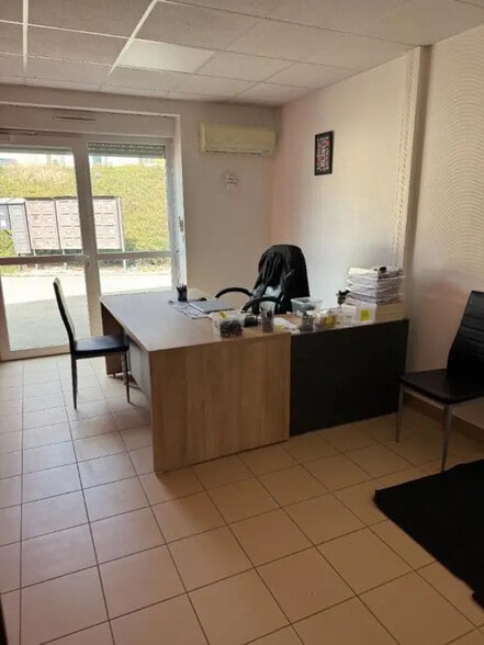 Bureau dans Miserey-Salines à louer - Photo de l’immeuble – Image 2 sur 3
