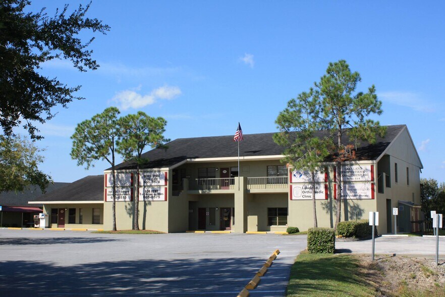 2000 E Edgewood Dr, Lakeland, FL à louer - Photo de l’immeuble – Image 2 sur 12