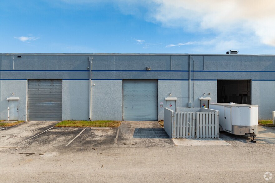 6601 Lyons Rd, Coconut Creek, FL à louer - Photo de l’immeuble – Image 3 sur 19