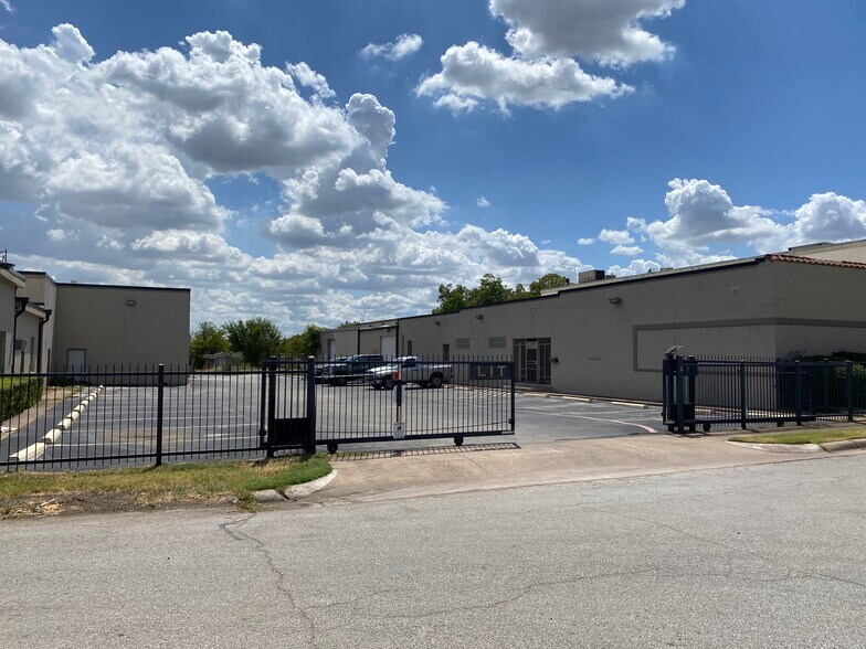 301 W Arlington Ave, Fort Worth, TX à louer - Photo de l’immeuble – Image 1 sur 17