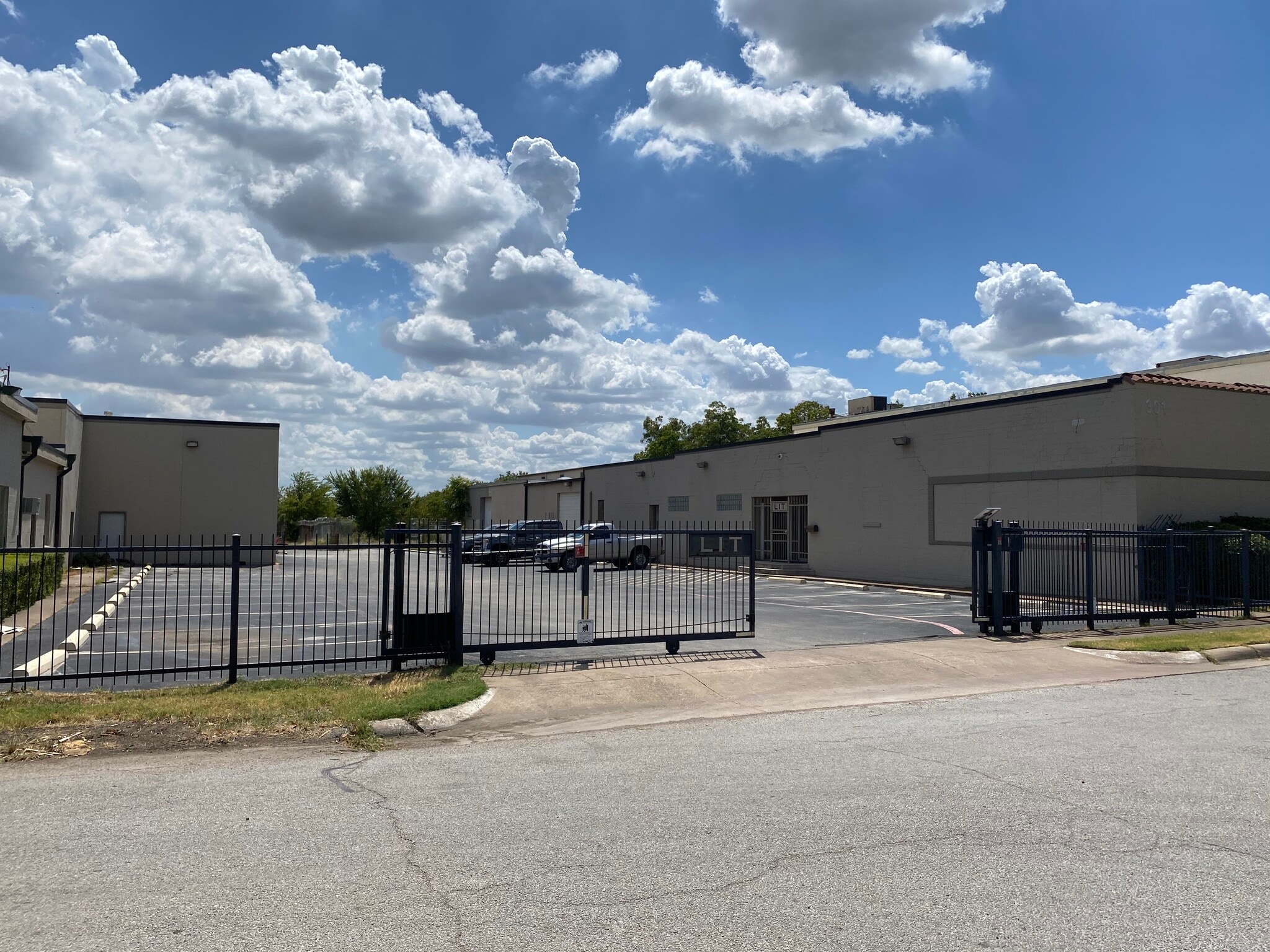 301 W Arlington Ave, Fort Worth, TX à louer Photo de l’immeuble– Image 1 sur 18