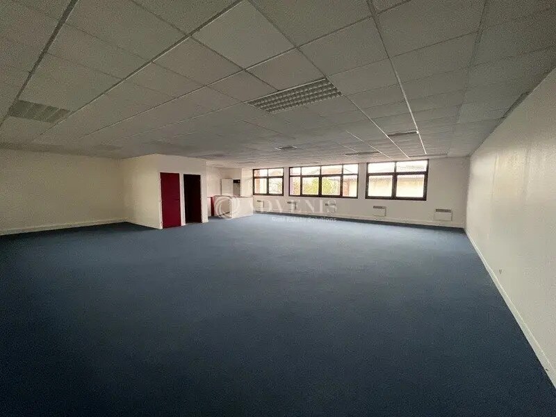 Bureau dans Voisins-le-Bretonneux à louer Photo de l’immeuble– Image 1 sur 6