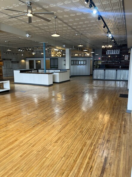 230 Main St E, Menomonie, WI à vendre - Photo de l’immeuble – Image 2 sur 2