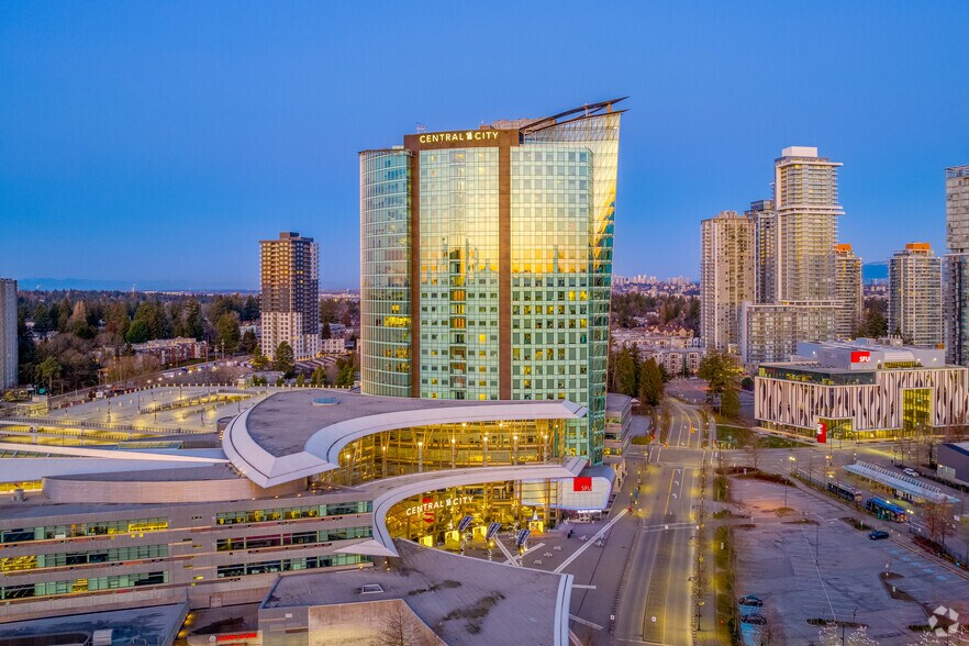 13450 102 Av, Surrey, BC à louer - Photo de l’immeuble – Image 2 sur 6