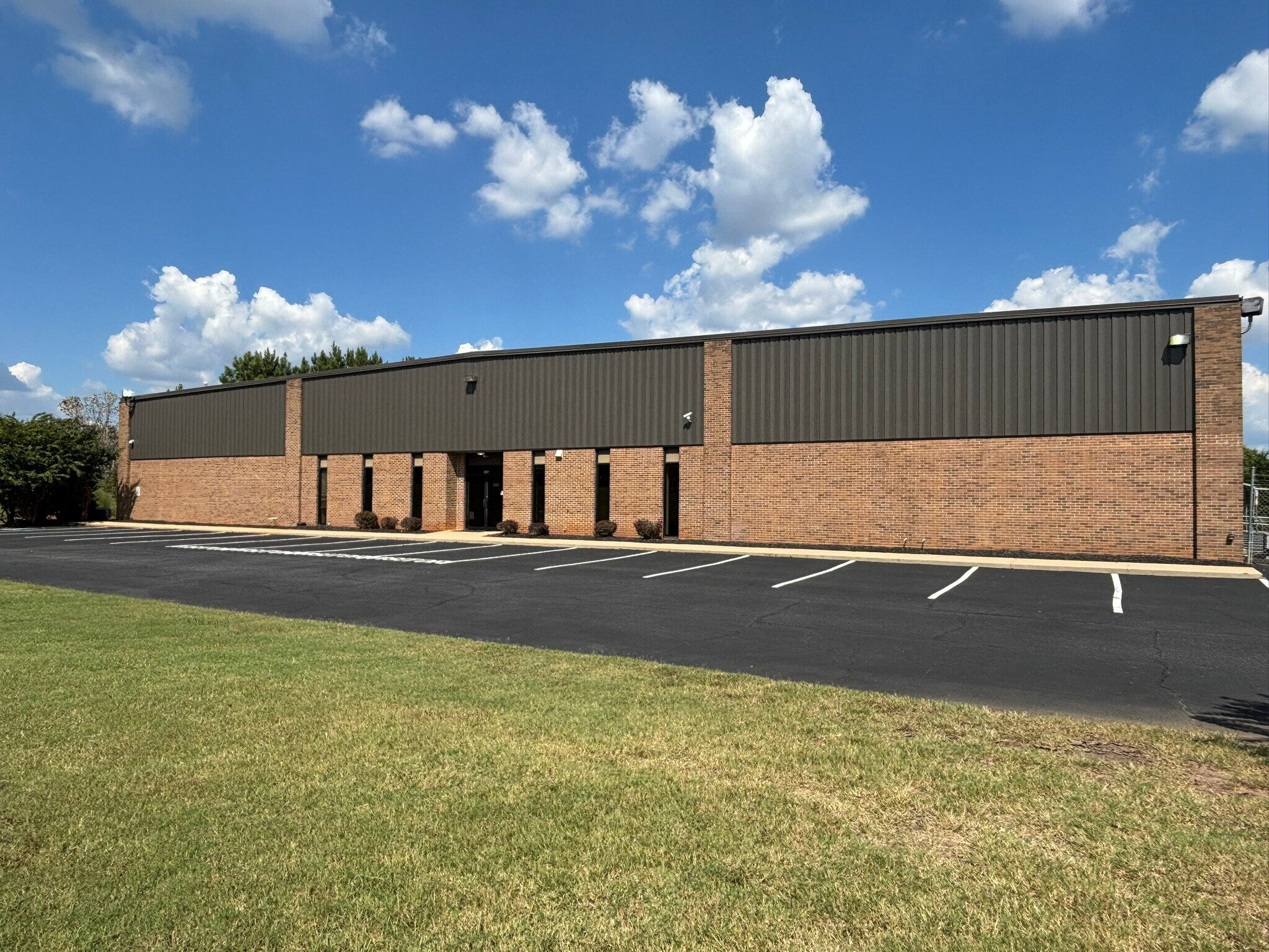 240 Commerce Ct, Duncan, SC à louer Photo principale– Image 1 sur 5