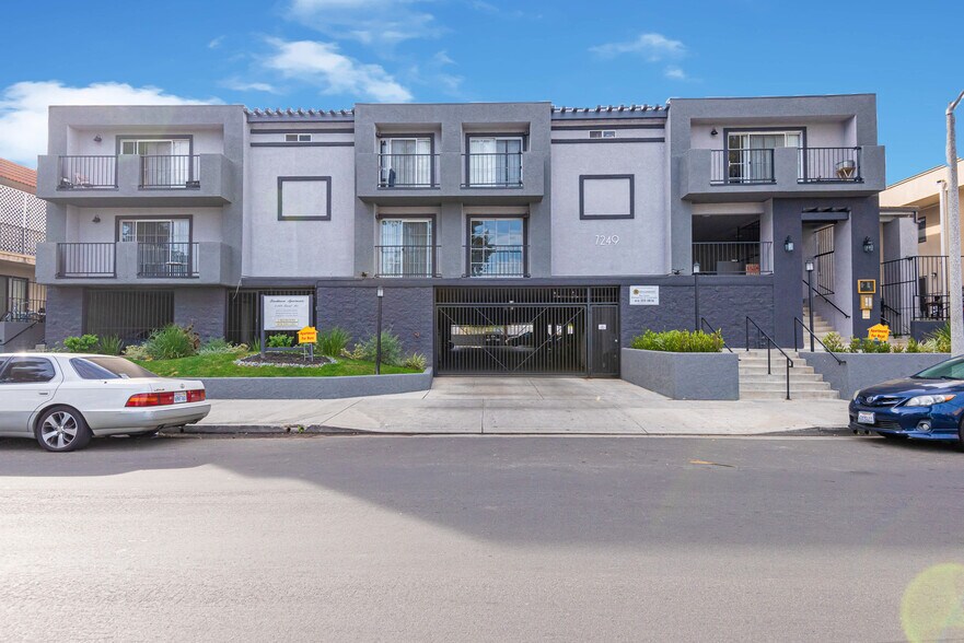 7249 Baird Ave, Reseda, CA à vendre - Photo de l’immeuble – Image 2 sur 9