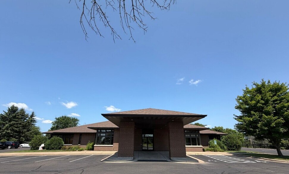 1110 Oak Ridge Dr, Eau Claire, WI à vendre - Photo de l’immeuble – Image 1 sur 25