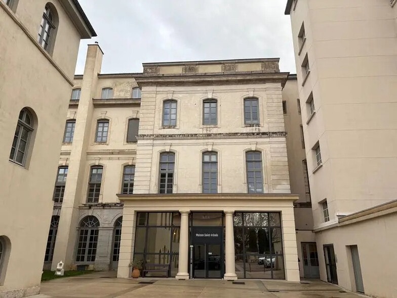 7 Place Saint Irénée, Lyon à louer - Photo de l’immeuble – Image 1 sur 8