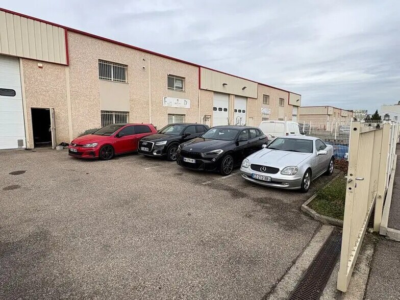 Bureau dans Chassieu à louer - Photo de l’immeuble – Image 2 sur 5