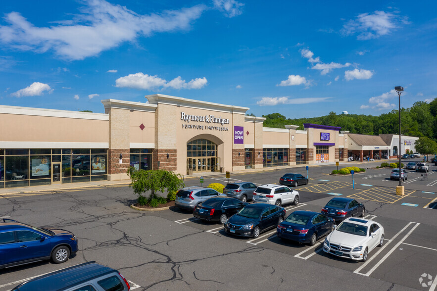 410 Reidville Dr, Waterbury, CT à louer - Photo de l’immeuble – Image 2 sur 18