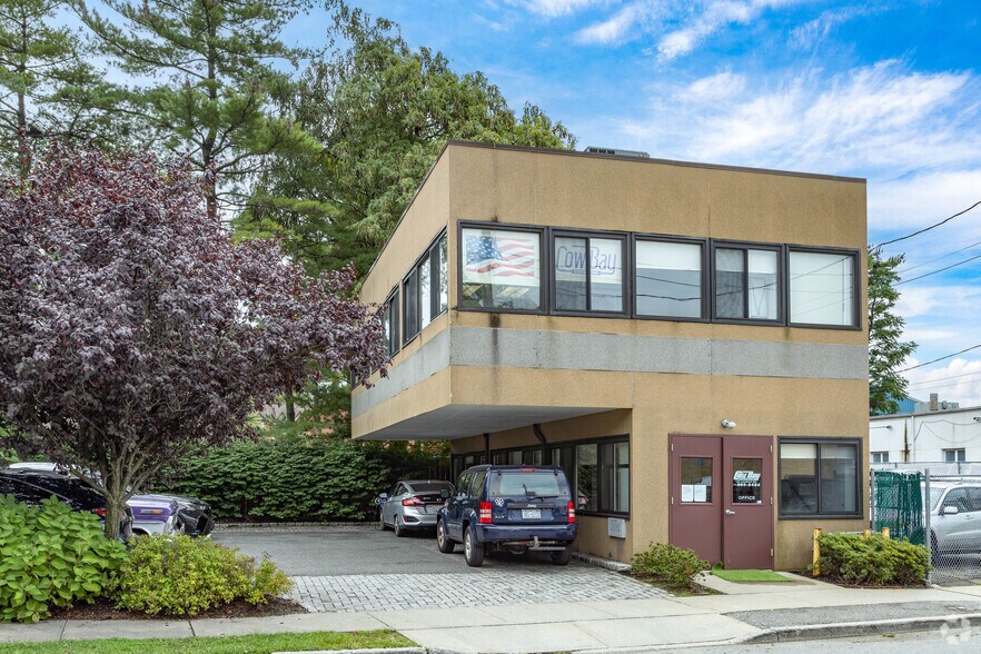 104 Harbor Rd, Port Washington, NY à vendre - Photo de l’immeuble – Image 2 sur 13