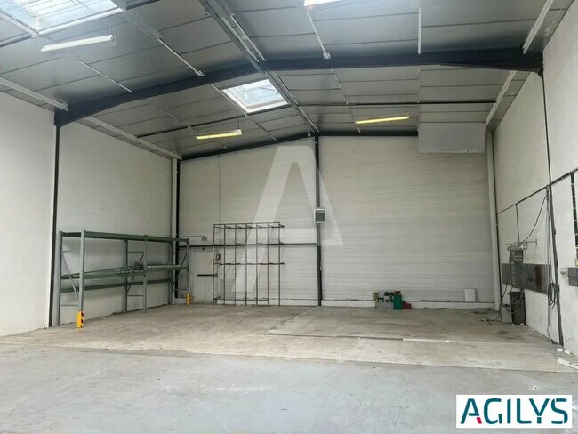 Plus de détails pour Local d'activités à louer