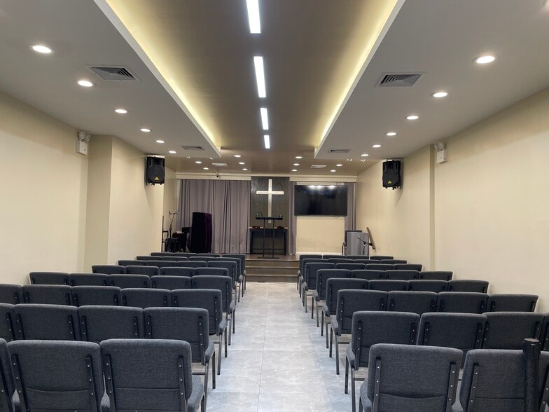 9041 Corona Ave, Elmhurst, NY à vendre - Photo de l’immeuble – Image 3 sur 29