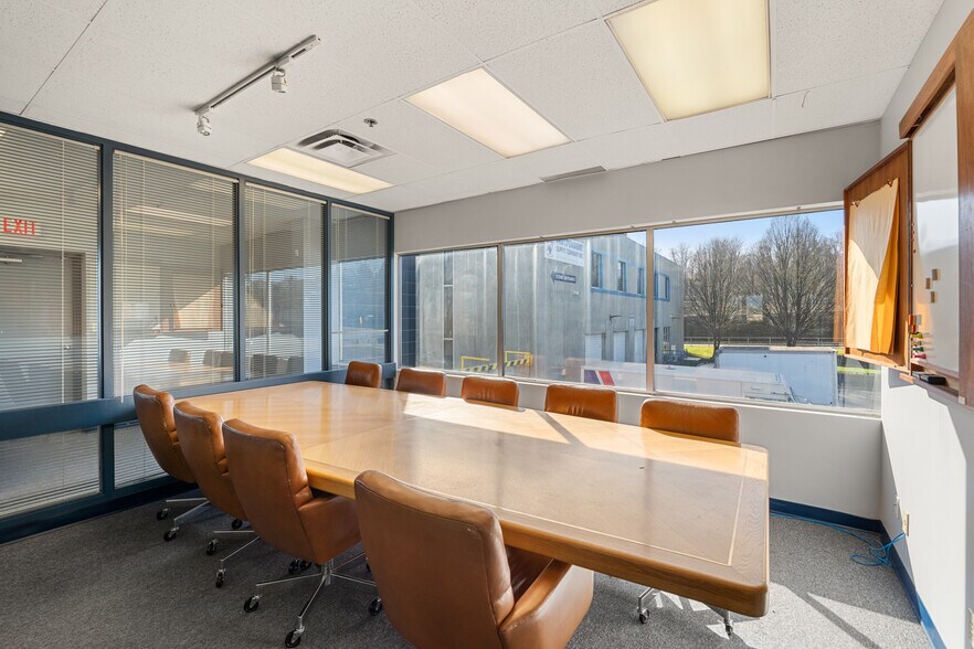 2800 Ingleton Av, Burnaby, BC à louer - Photo de l’immeuble – Image 3 sur 14