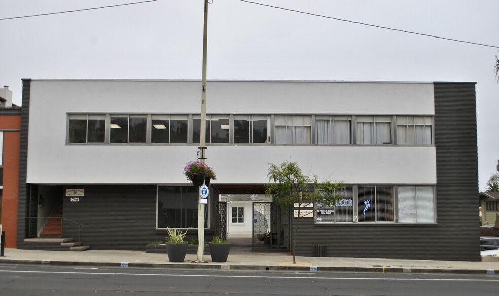 738-746 E Main St, Ventura, CA à louer - Photo de l’immeuble – Image 2 sur 7