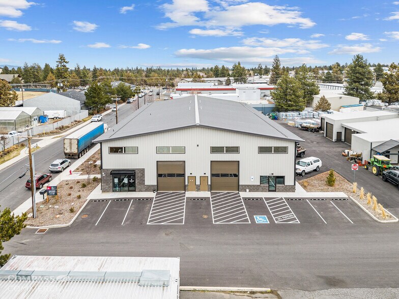 693 SE Glenwood Dr, Bend, OR à louer - Photo de l’immeuble – Image 1 sur 16