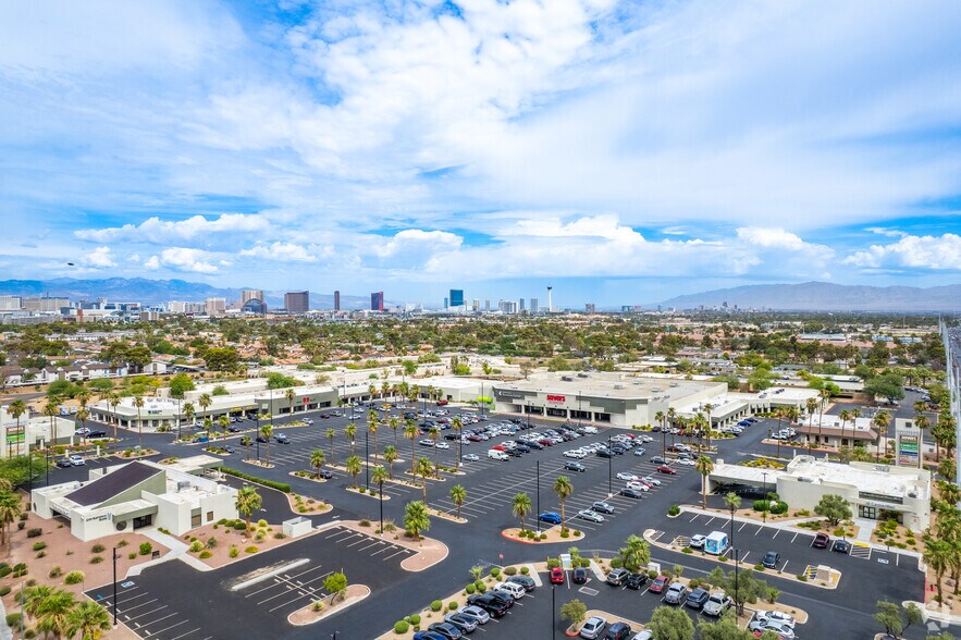 2340 E Tropicana Ave, Las Vegas, NV à louer - Photo de l’immeuble – Image 1 sur 22
