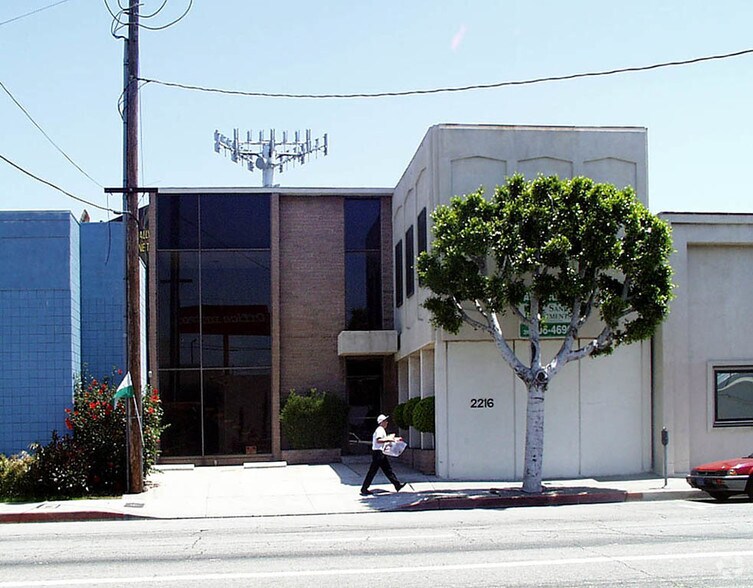 2216 S Barrington Ave, Los Angeles, CA à vendre - Photo de l’immeuble – Image 3 sur 6