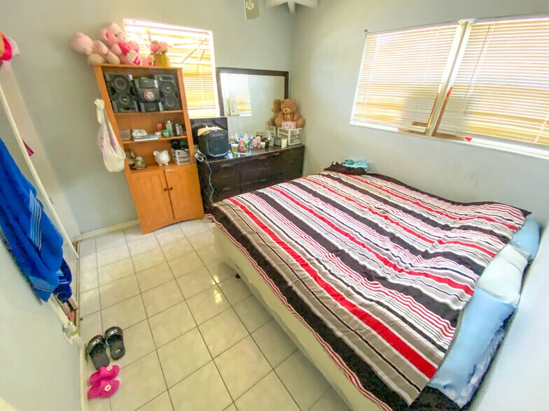 527 48th St, West Palm Beach, FL à vendre - Photo de l’immeuble – Image 2 sur 7