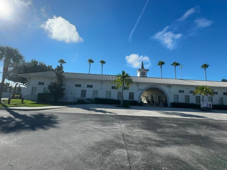 8561 Commerce Centre Dr, Port Saint Lucie, FL à louer - Vidéo sur l’annonce professionnelle – Image 2 sur 11