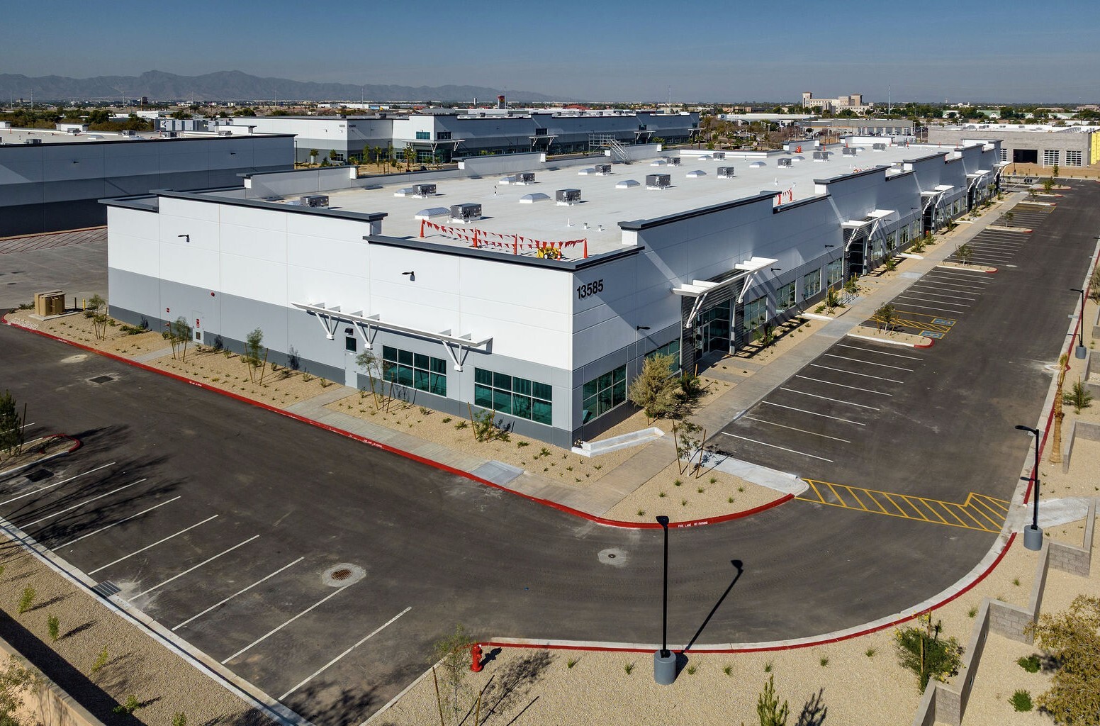 13550 W Auto Dr, Goodyear, AZ à louer Photo de l’immeuble– Image 1 sur 8