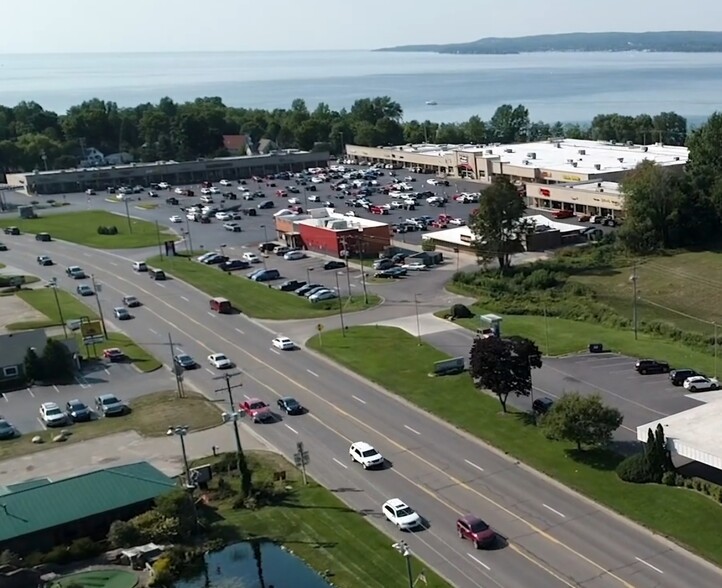 1163 N US Highway 31, Petoskey, MI à louer - Photo de l’immeuble – Image 3 sur 3