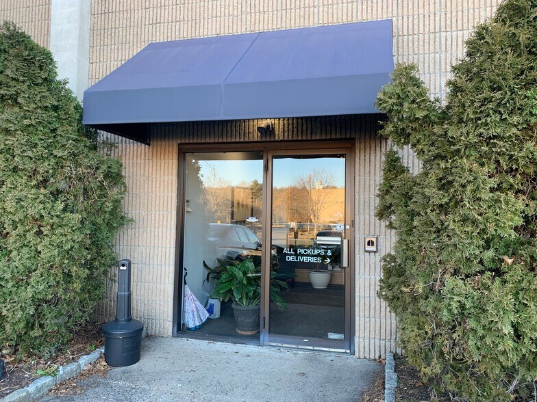 11 Largo Dr S, Stamford, CT à louer - Photo de l’immeuble – Image 2 sur 9