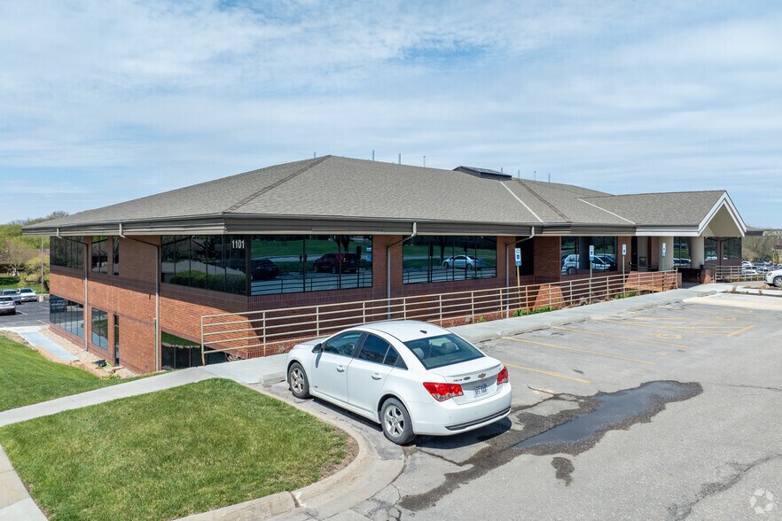 1101 S 70th St, Lincoln, NE à louer - Photo de l’immeuble – Image 1 sur 1