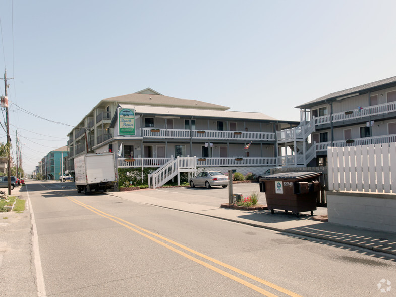 412 Carolina Beach Avenue North, Carolina Beach, NC à vendre - Photo de l’immeuble – Image 2 sur 19