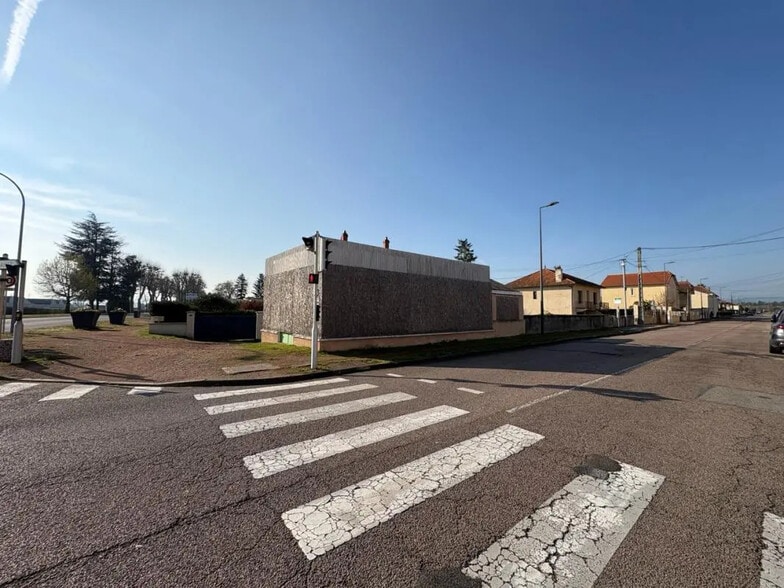 Local commercial dans Le Coteau à vendre - Photo de l’immeuble – Image 1 sur 2