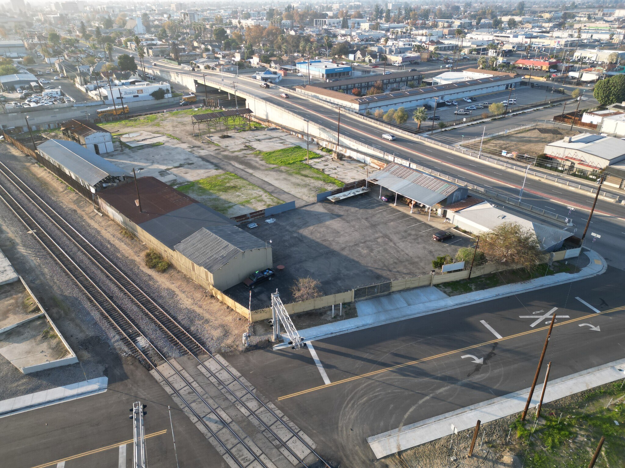 151 E Truxtun Ave, Bakersfield, CA à louer Photo de l’immeuble– Image 1 sur 9