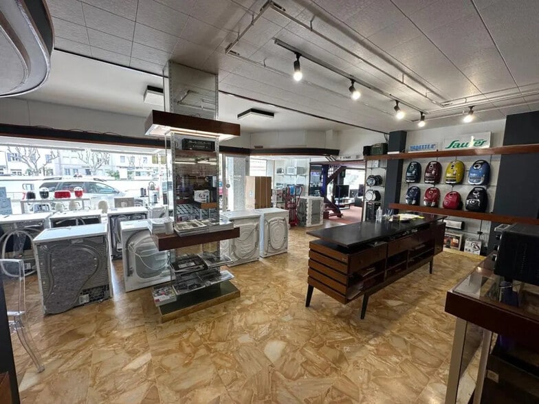 Local commercial dans Saint-Raphaël à louer - Photo de l’immeuble – Image 1 sur 5