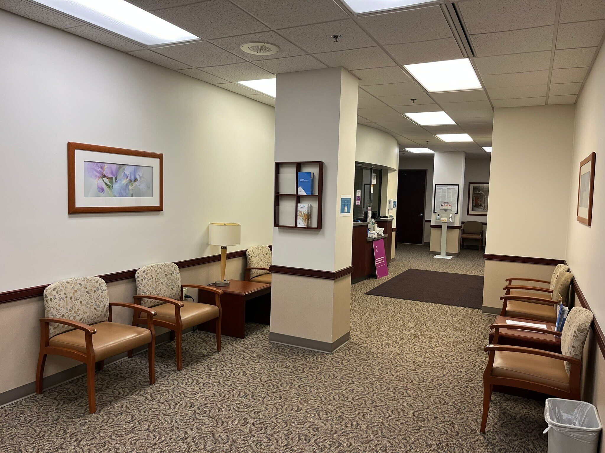 4655 N Port Washington Rd, Glendale, WI à louer Hall d’entrée– Image 1 sur 5