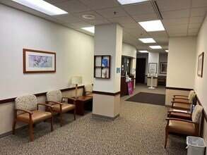 4655 N Port Washington Rd, Glendale, WI à louer Hall d’entrée– Image 1 sur 5