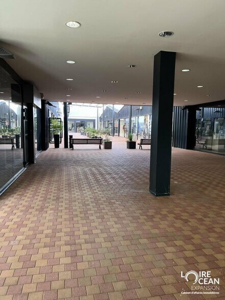 Local commercial dans La Séguinière à louer - Hall d’entrée – Image 2 sur 9