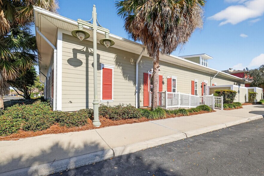 910 Old Camp Road, #110, #112, and #114, The Villages, FL à louer - Photo de l’immeuble – Image 3 sur 16