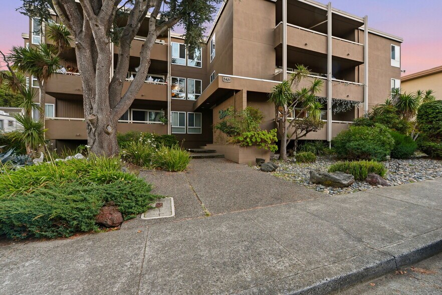 2421 Carlmont Dr, Belmont, CA à vendre - Photo de l’immeuble – Image 2 sur 22