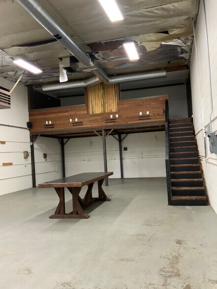 16148-16150 Wyandotte St, Van Nuys, CA à louer - Photo intérieure – Image 3 sur 4