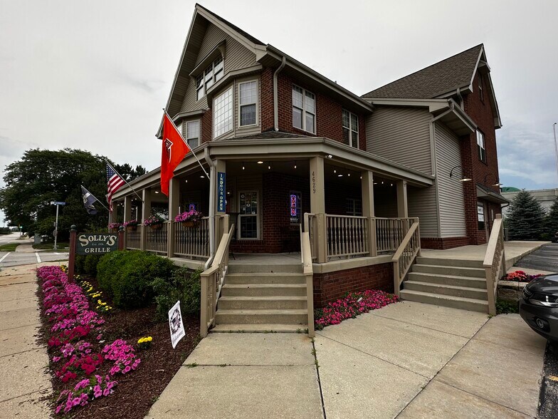 4629 N Port Washington Rd, Milwaukee, WI à vendre - Photo de l’immeuble – Image 3 sur 31