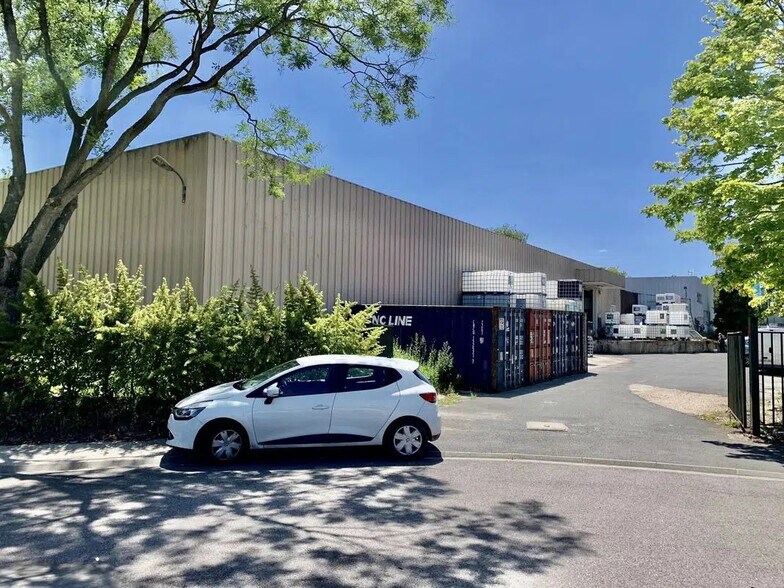 Industriel/Logistique dans Montigny-le-Bretonneux à vendre - Photo de l’immeuble – Image 1 sur 4