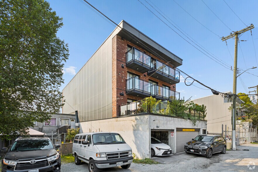 938 Commercial Dr, Vancouver, BC à vendre - Photo de l’immeuble – Image 2 sur 12