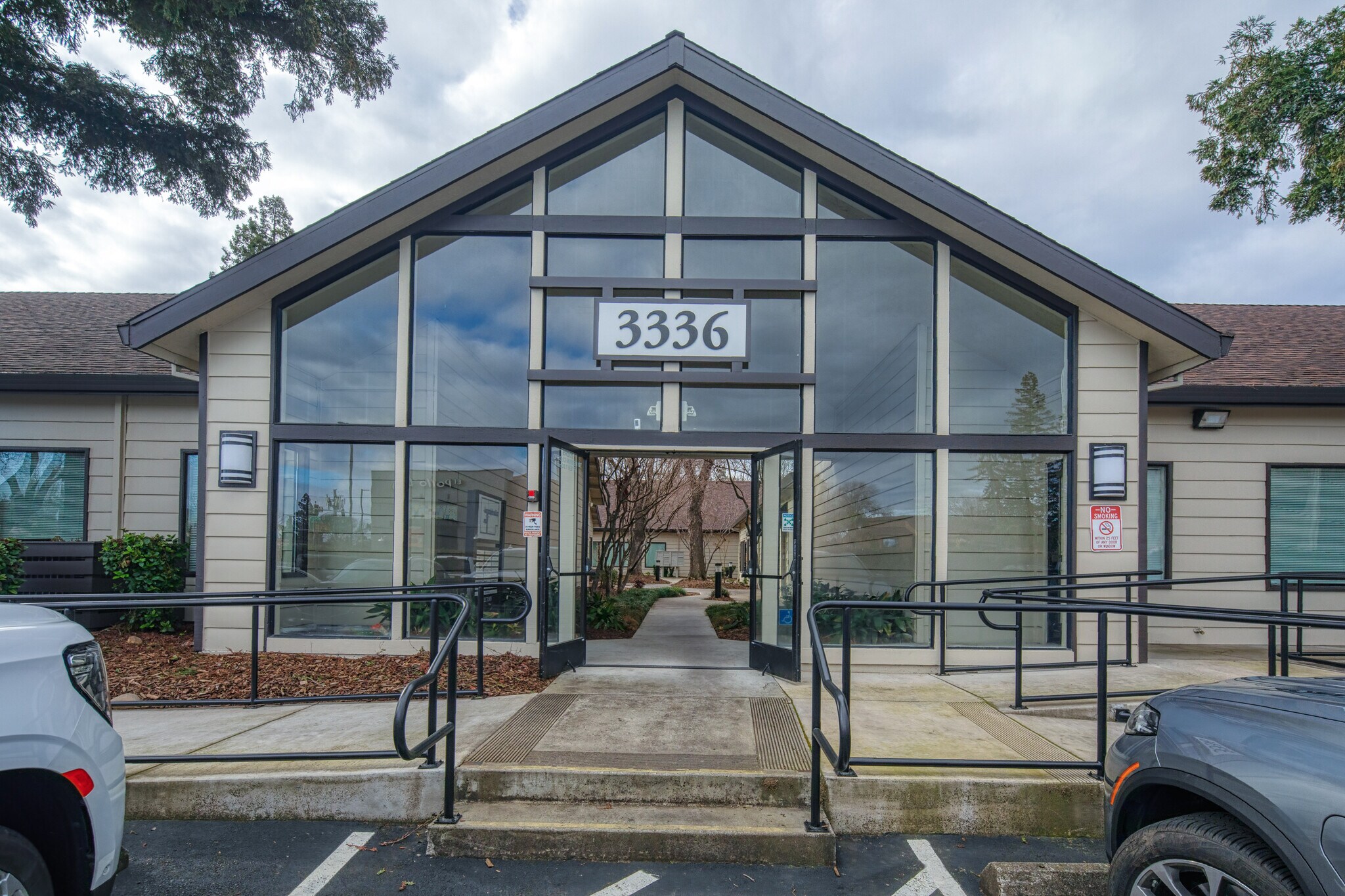 3336 Bradshaw Rd, Sacramento, CA à louer Photo principale– Image 1 sur 7