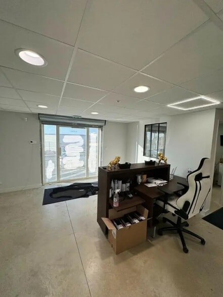 Local commercial dans  à louer - Photo de l’immeuble – Image 2 sur 6